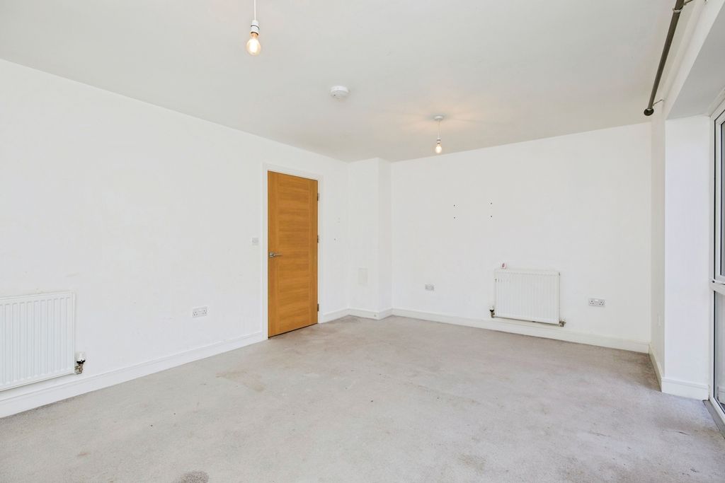 Property photo 3 of 16 Lounge