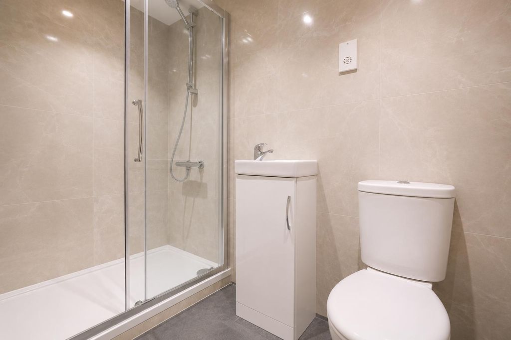 Property photo 1 of 9 Ensuite