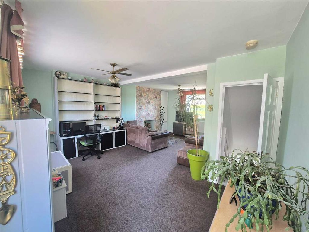 Property photo 2 of 24 Lounge