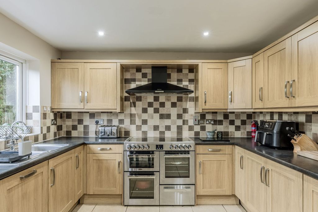 Property photo 3 of 28