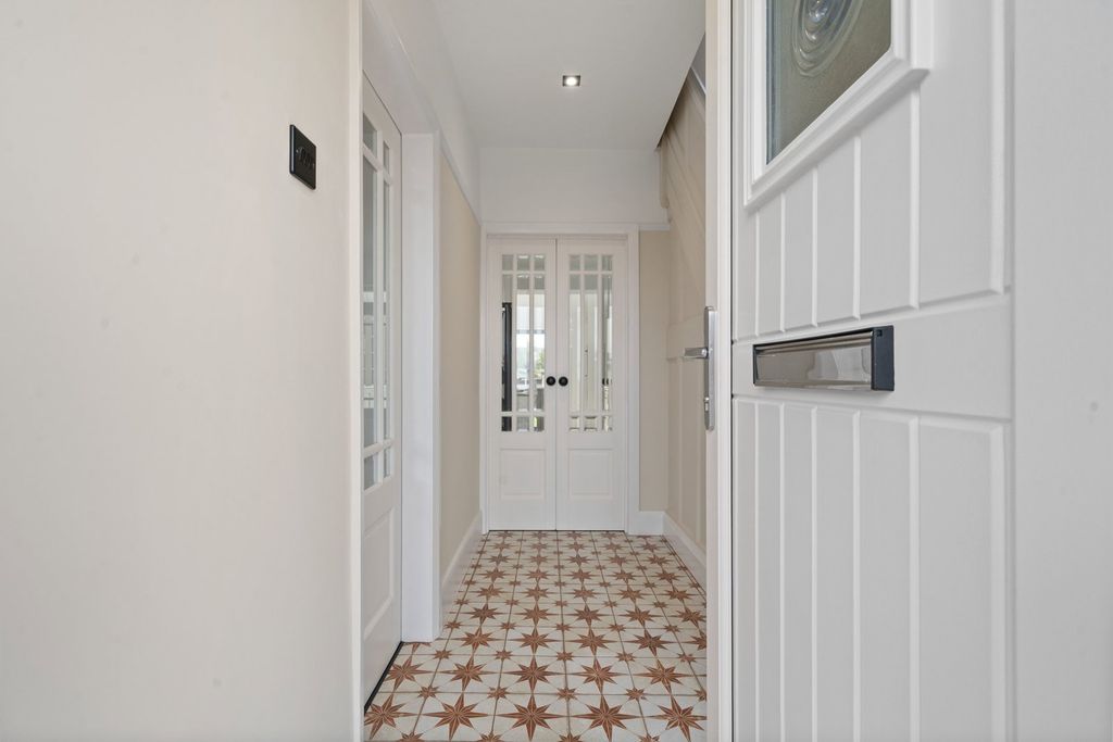 Property photo 3 of 49