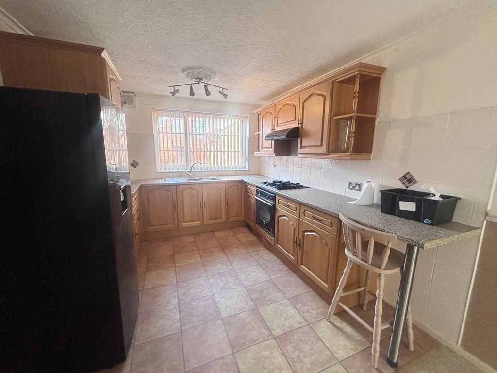 Property photo 3 of 8 Kitchen