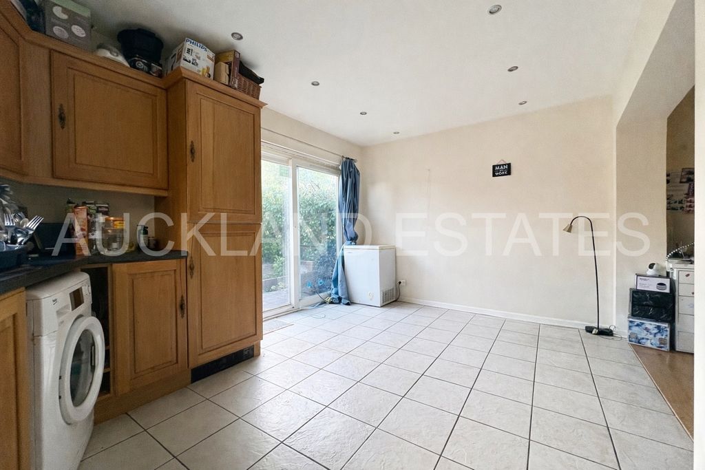 Property photo 3 of 13 Image00005 (1)