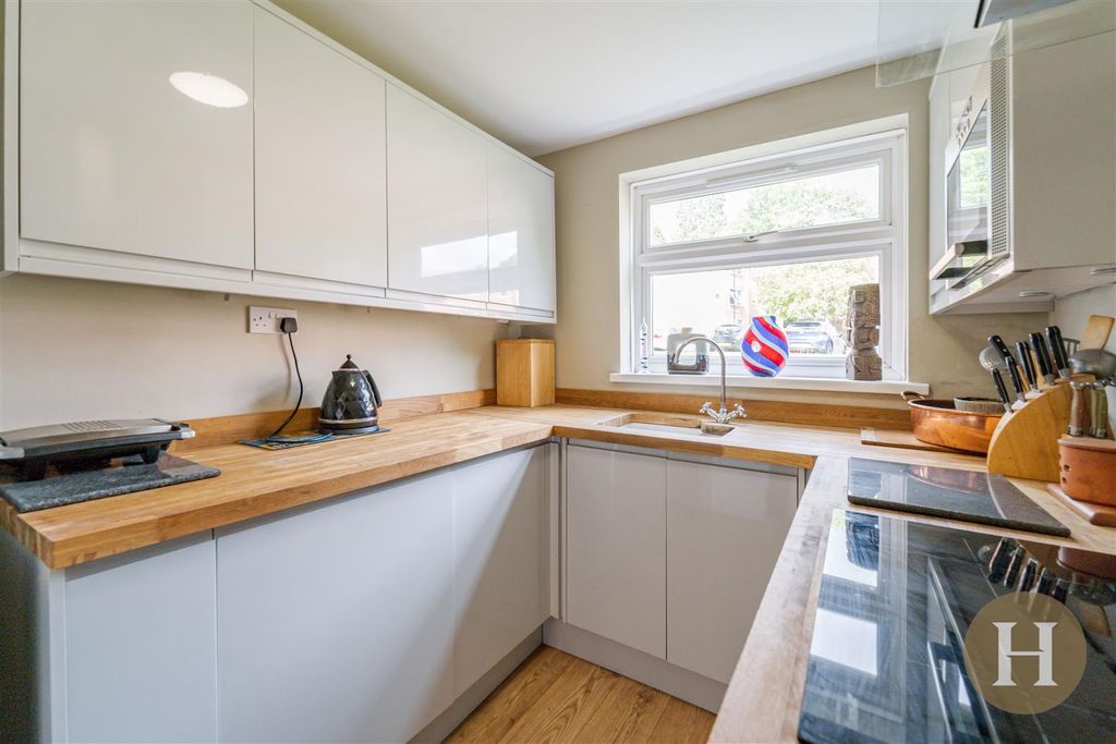 Property photo 3 of 14 Hadleigh Estate Agents-6.Jpg