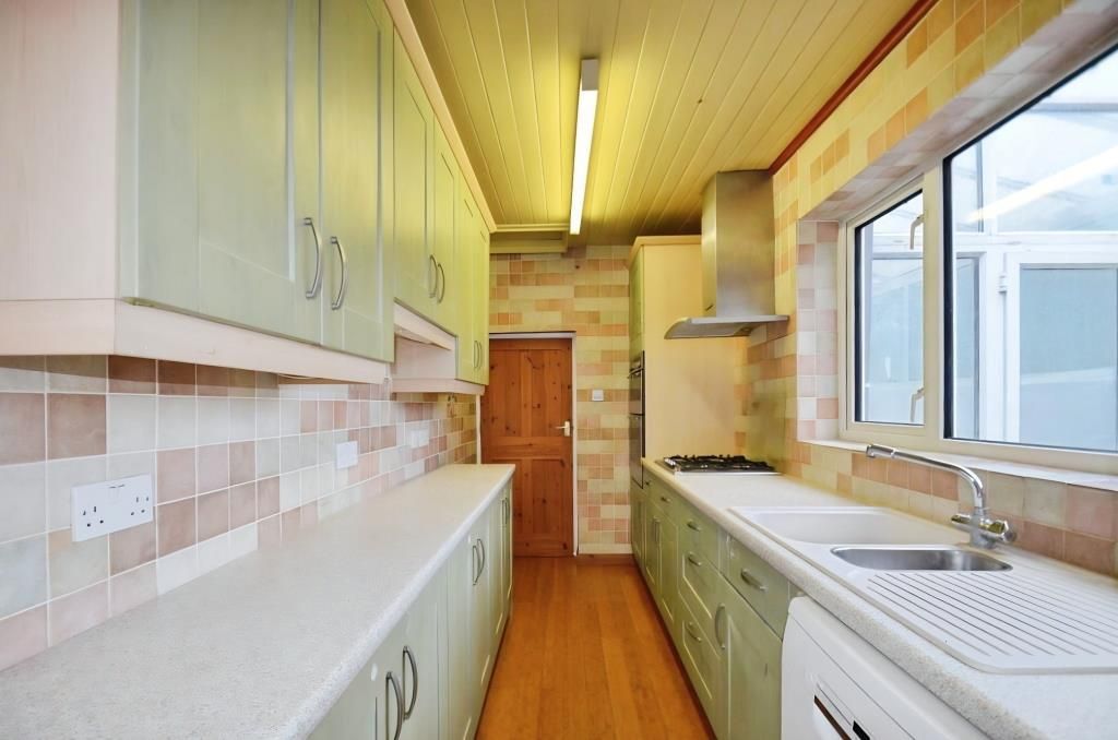 Property photo 2 of 11 Kitchen