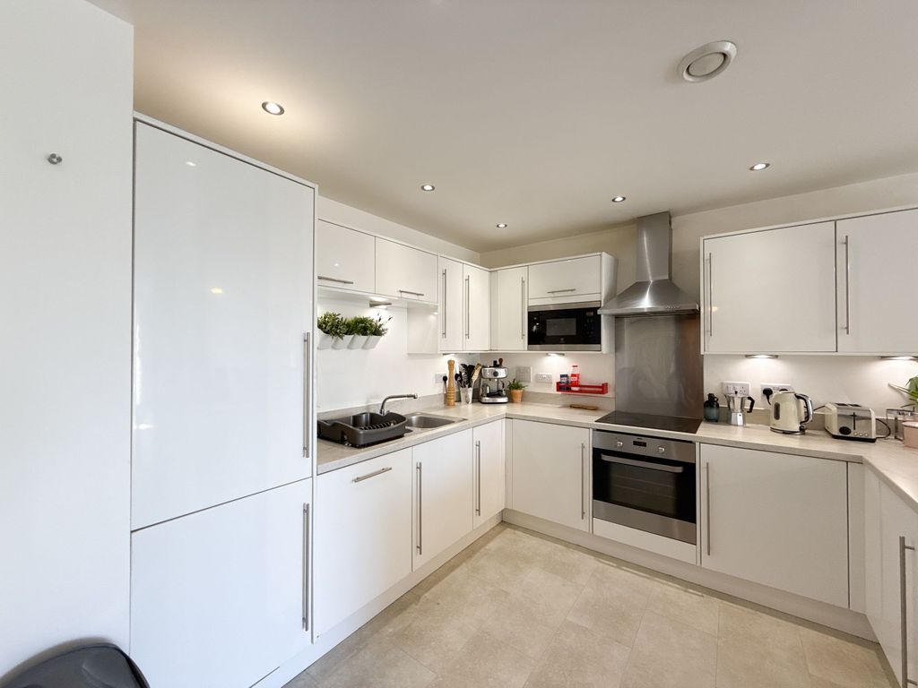 Property photo 3 of 11 Kitchen