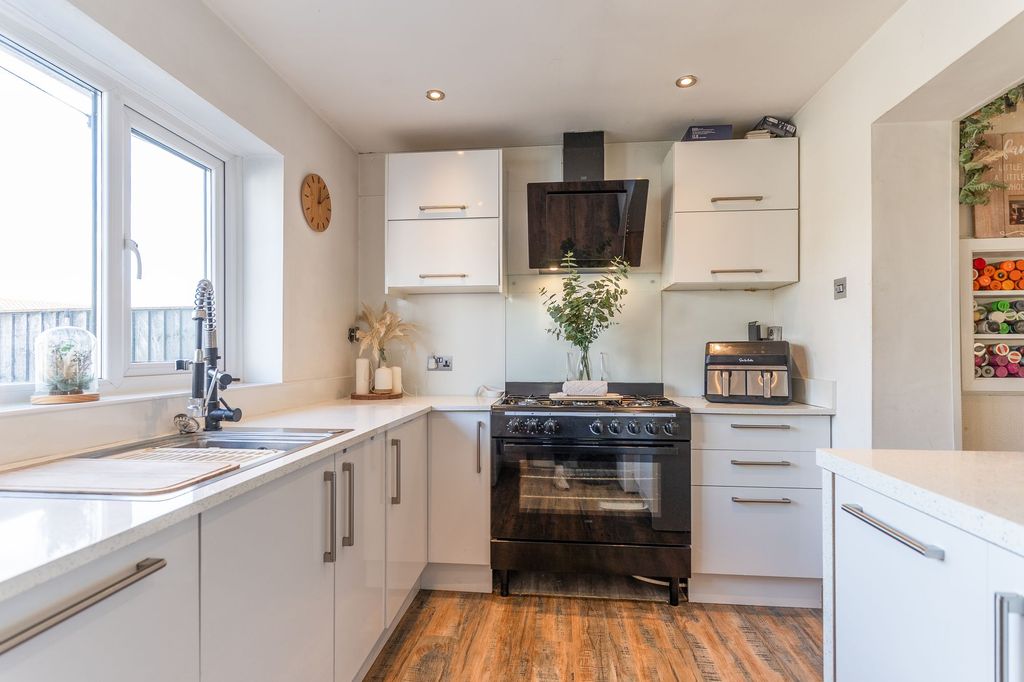 Property photo 2 of 28