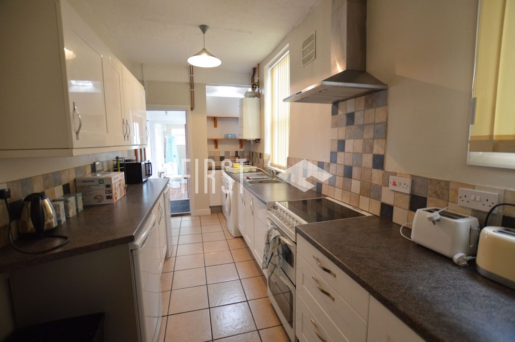 Property photo 2 of 9 Kitchen