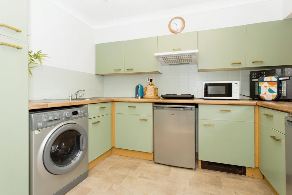Property photo 2 of 11 Kitchen