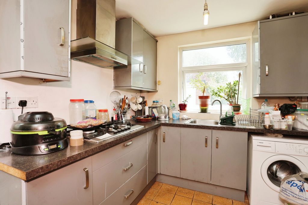 Property photo 3 of 18 Kitchen1