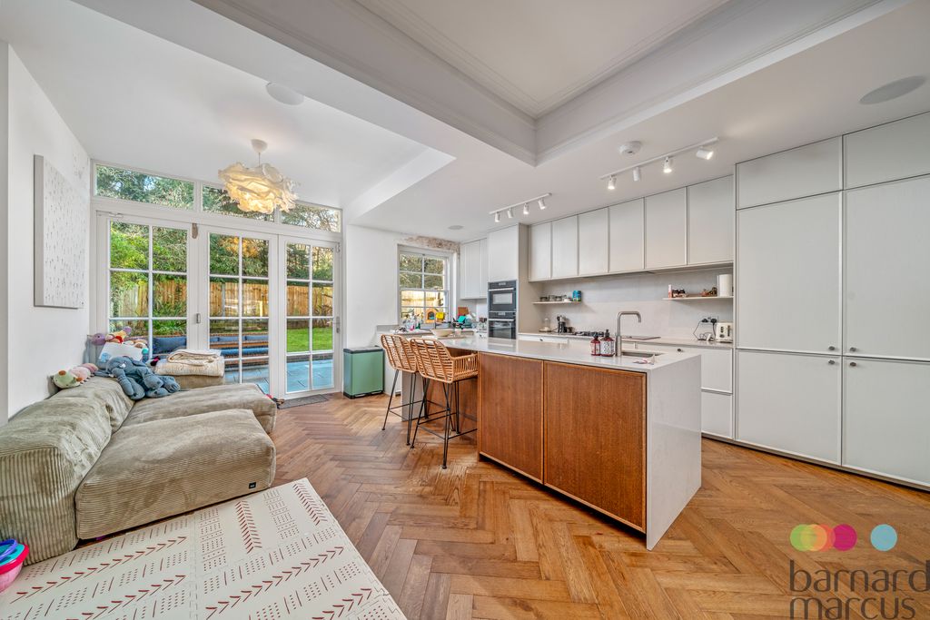 Property photo 2 of 18 Image