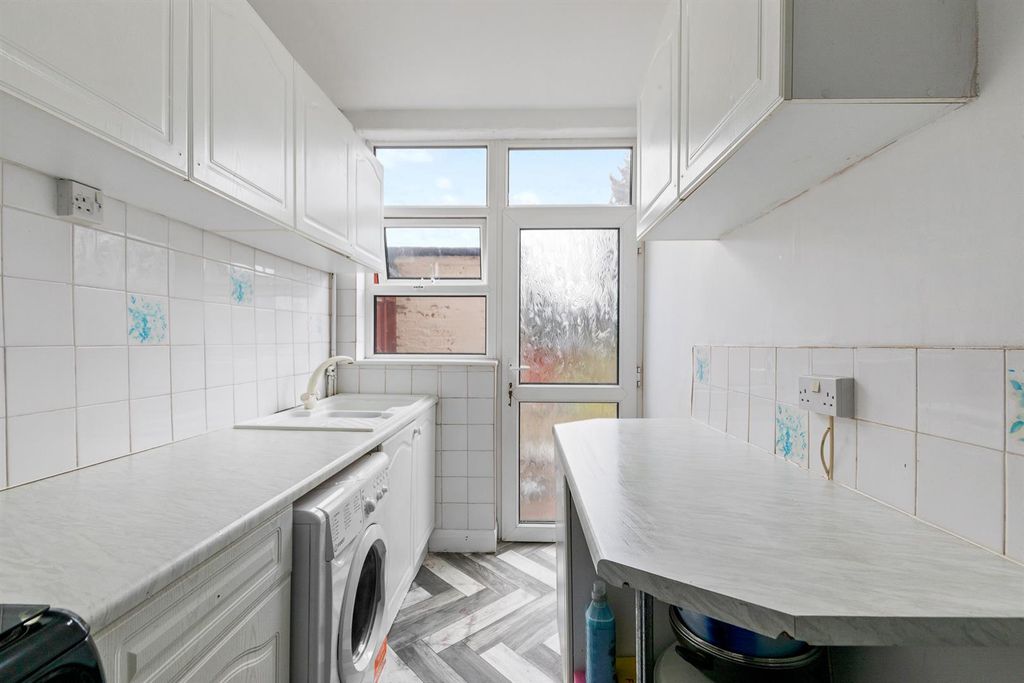 Property photo 3 of 20 Fitted Kitchen