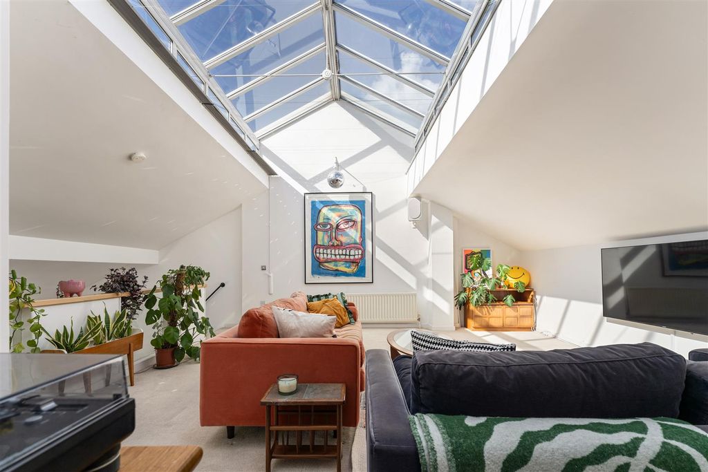 Property photo 1 of 40 Menai Place, E3