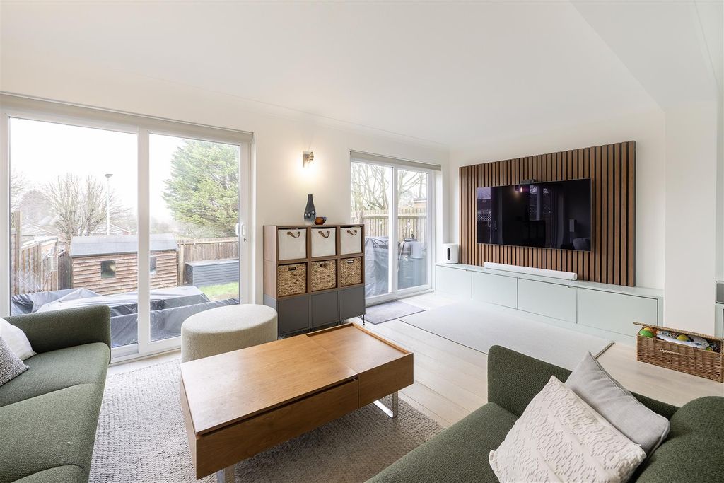 Property photo 3 of 12 2-Wendover-Close-01.Jpg