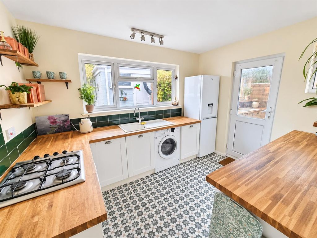 Property photo 3 of 11 Kitchen