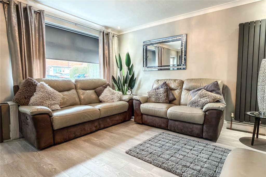 Property photo 3 of 16 Lounge