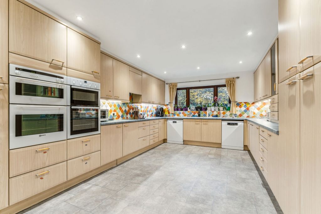 Property photo 3 of 29