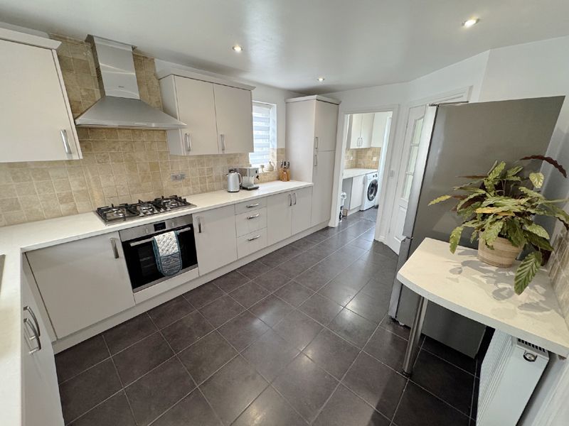 Property photo 2 of 33 Modern Fitted Kitchen