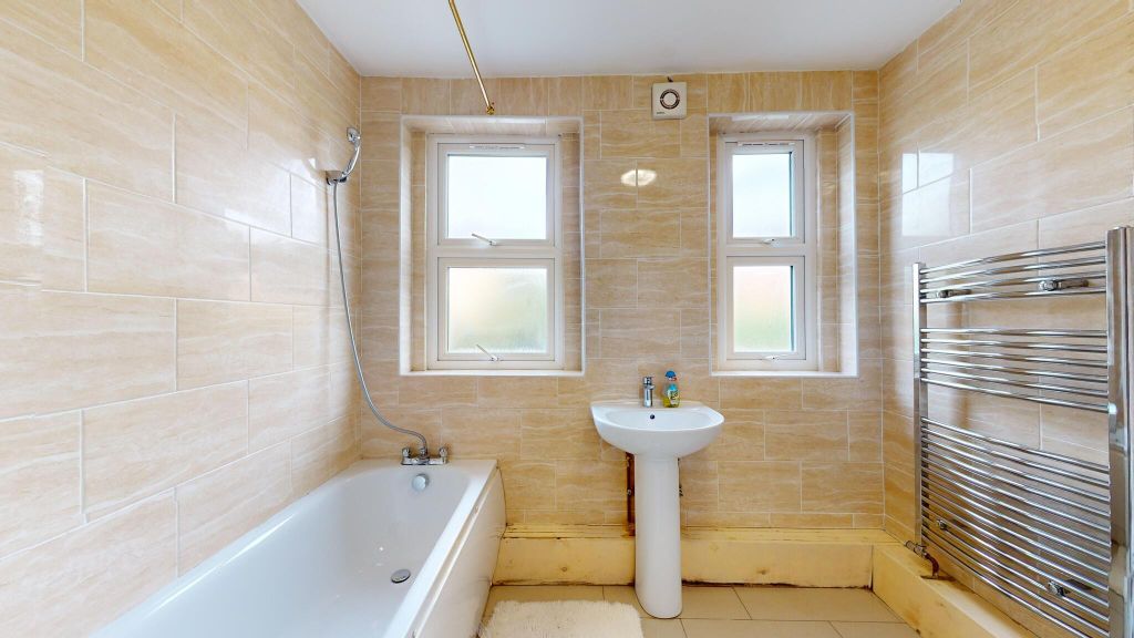 Property photo 3 of 10 Bath