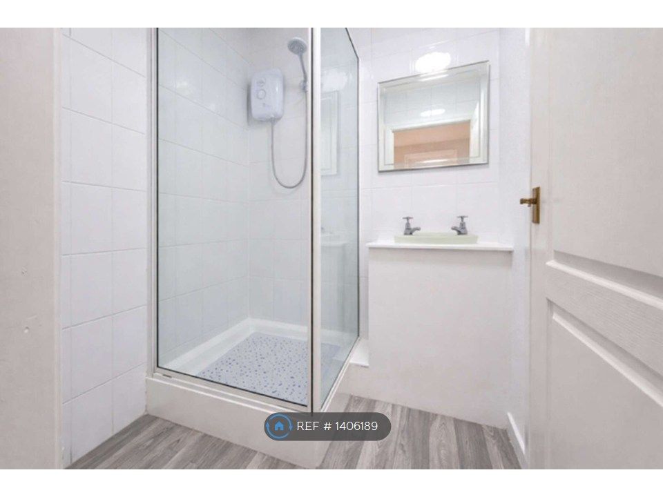 Property photo 2 of 9 Bathroom