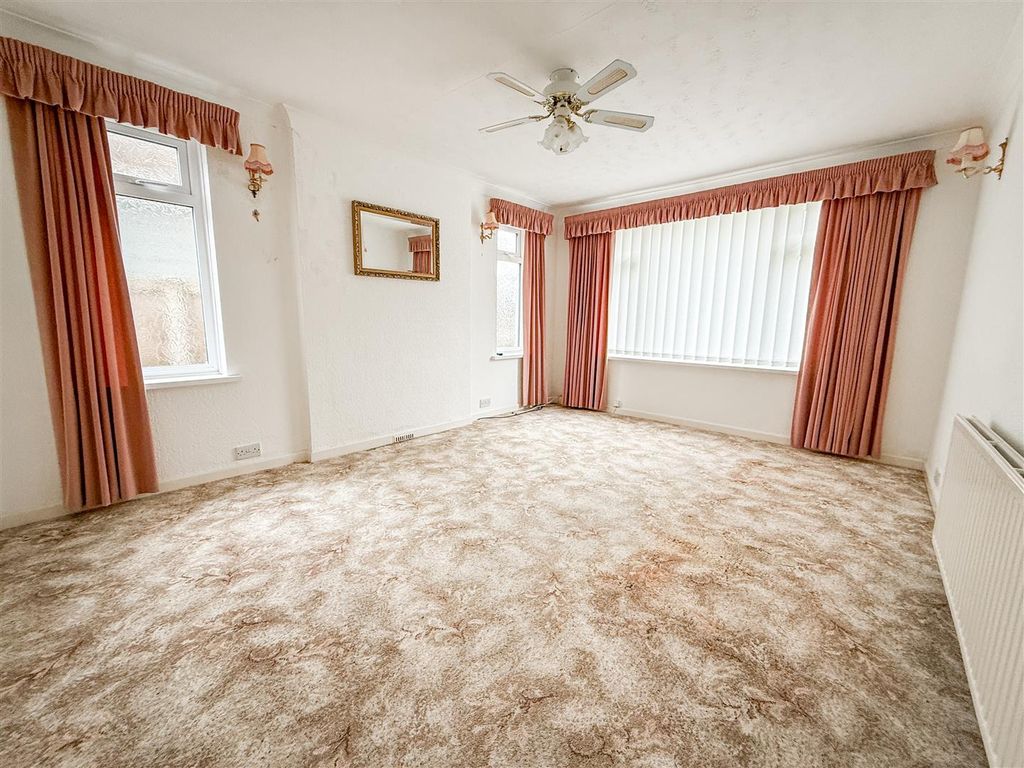 Property photo 3 of 22 Lounge