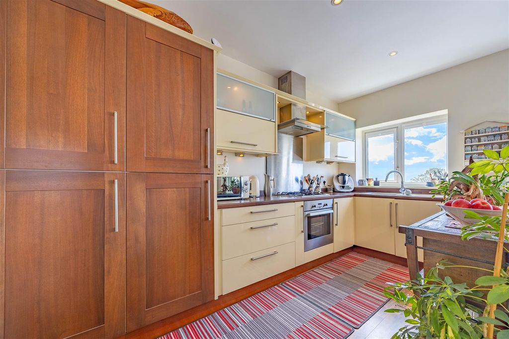 Property photo 3 of 25 Kitchen