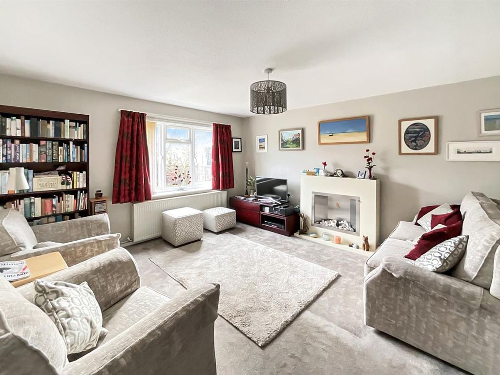 Property photo 2 of 17 Lounge