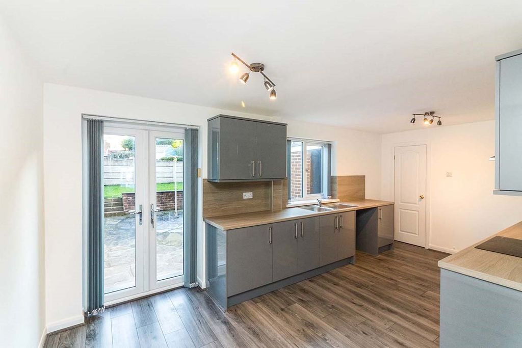 Property photo 3 of 8 Kitchen