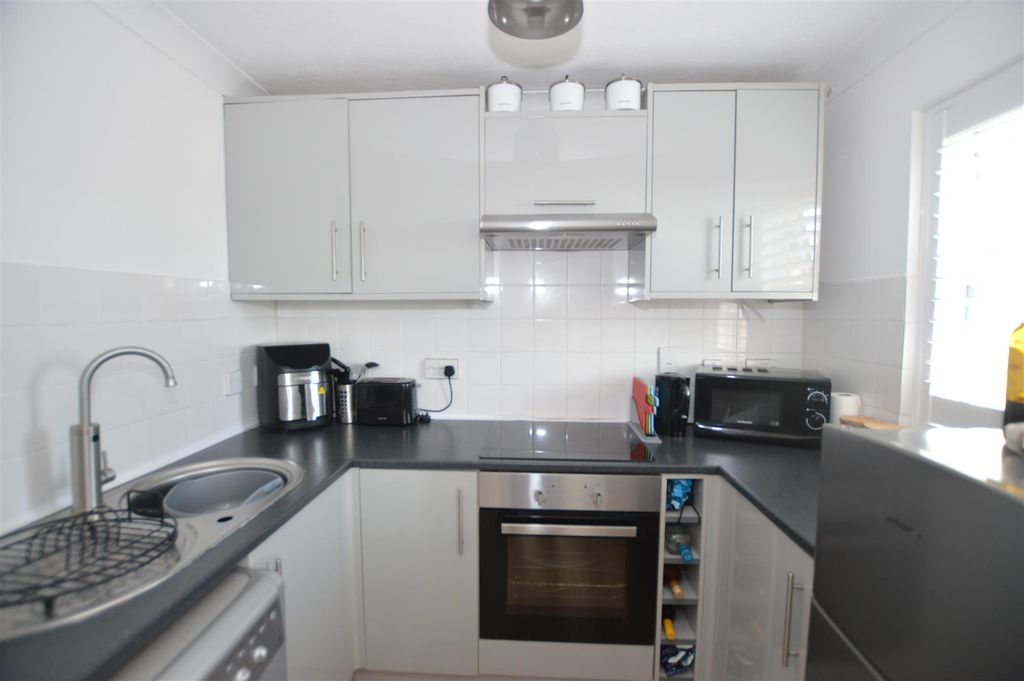 Property photo 2 of 7 38 Beaumont Place Kit.Jpg