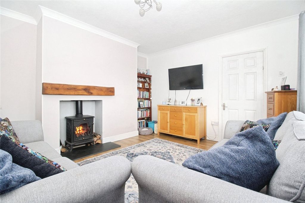 Property photo 3 of 17 Lounge