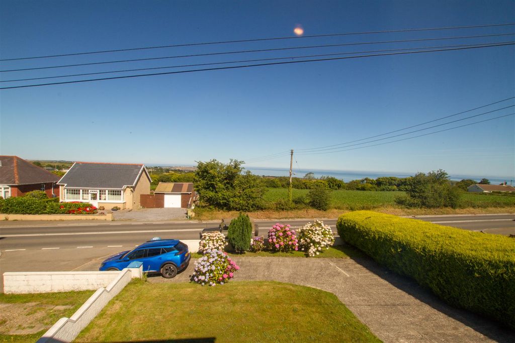 Property photo 2 of 37 Sea Views From Landing.Jpg