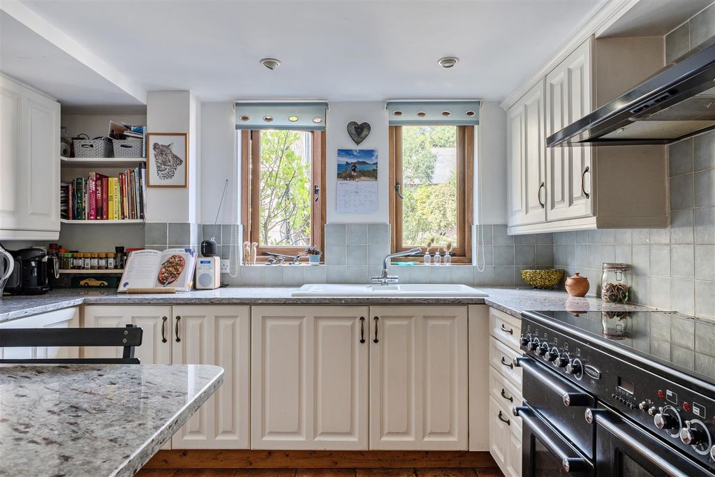 Property photo 3 of 25 Kitchen