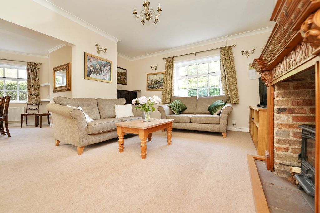 Property photo 2 of 28