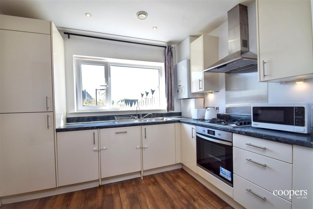 Property photo 3 of 10 Kitchen