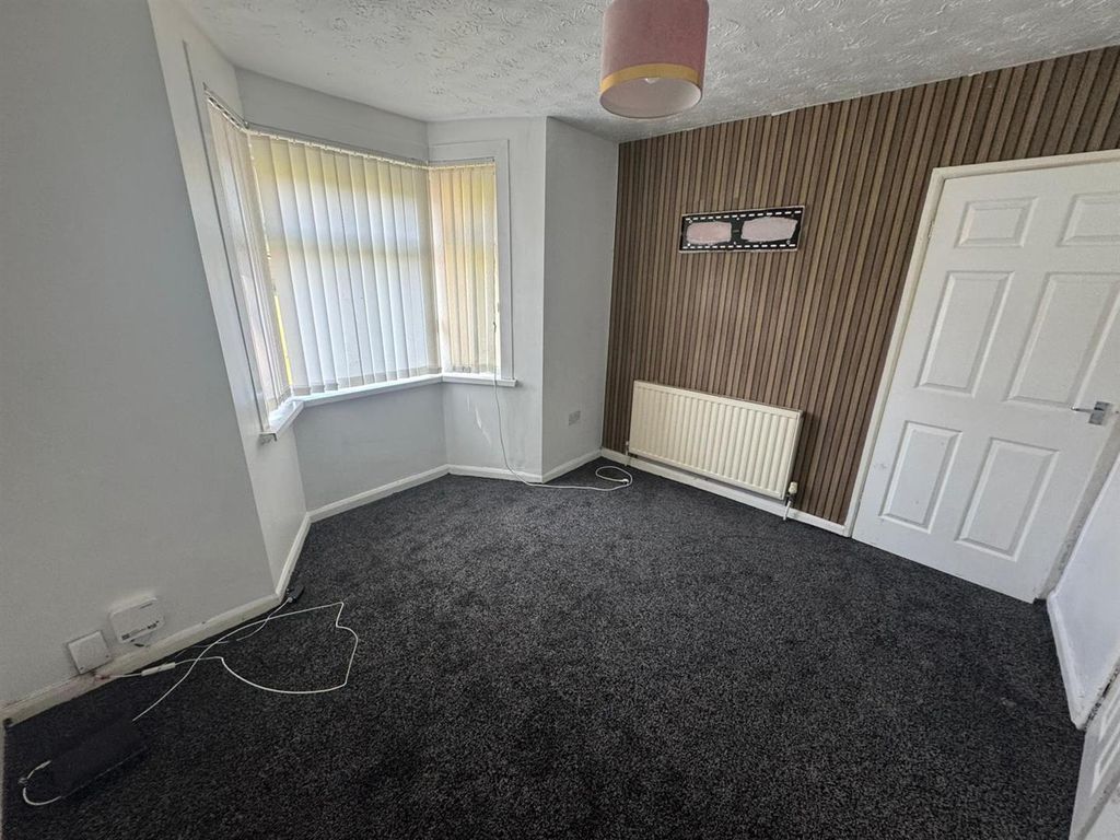 Property photo 3 of 16 Lounge