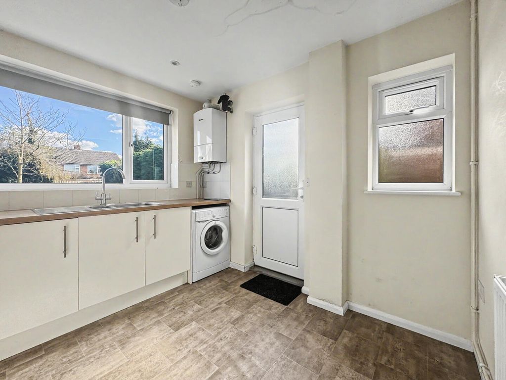 Property photo 3 of 8 Kitchen