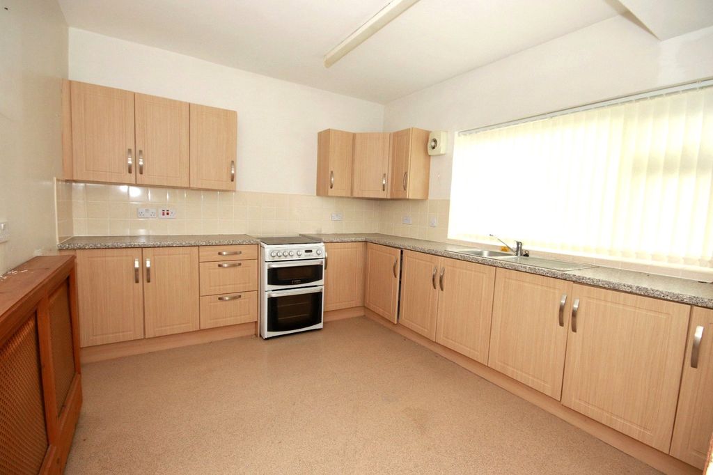 Property photo 2 of 18 Picture No. 16