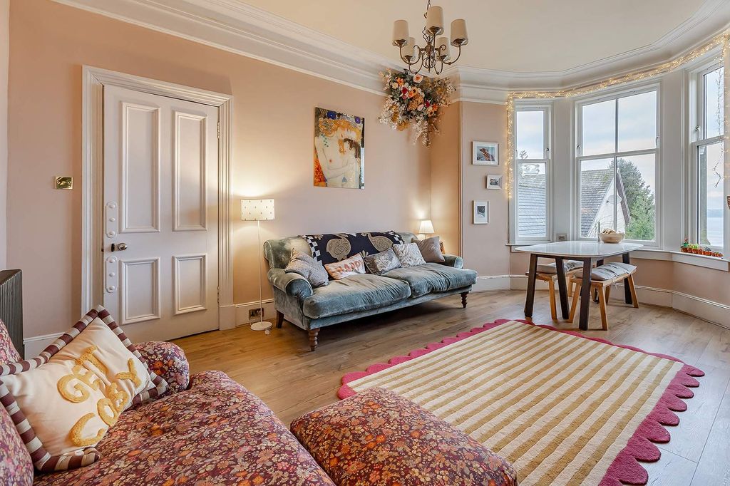 Property photo 3 of 28 Lounge