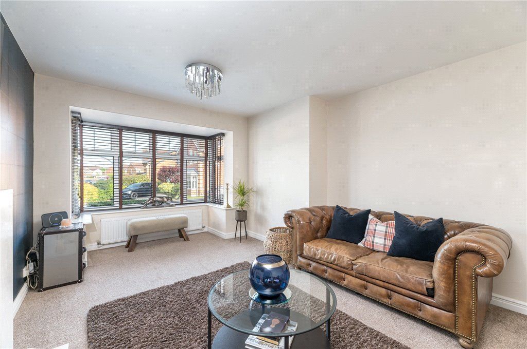 Property photo 3 of 31 Living Room