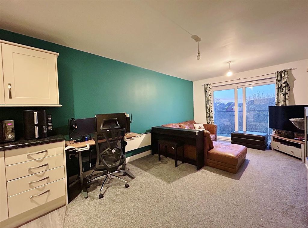 Property photo 3 of 12 Lounge