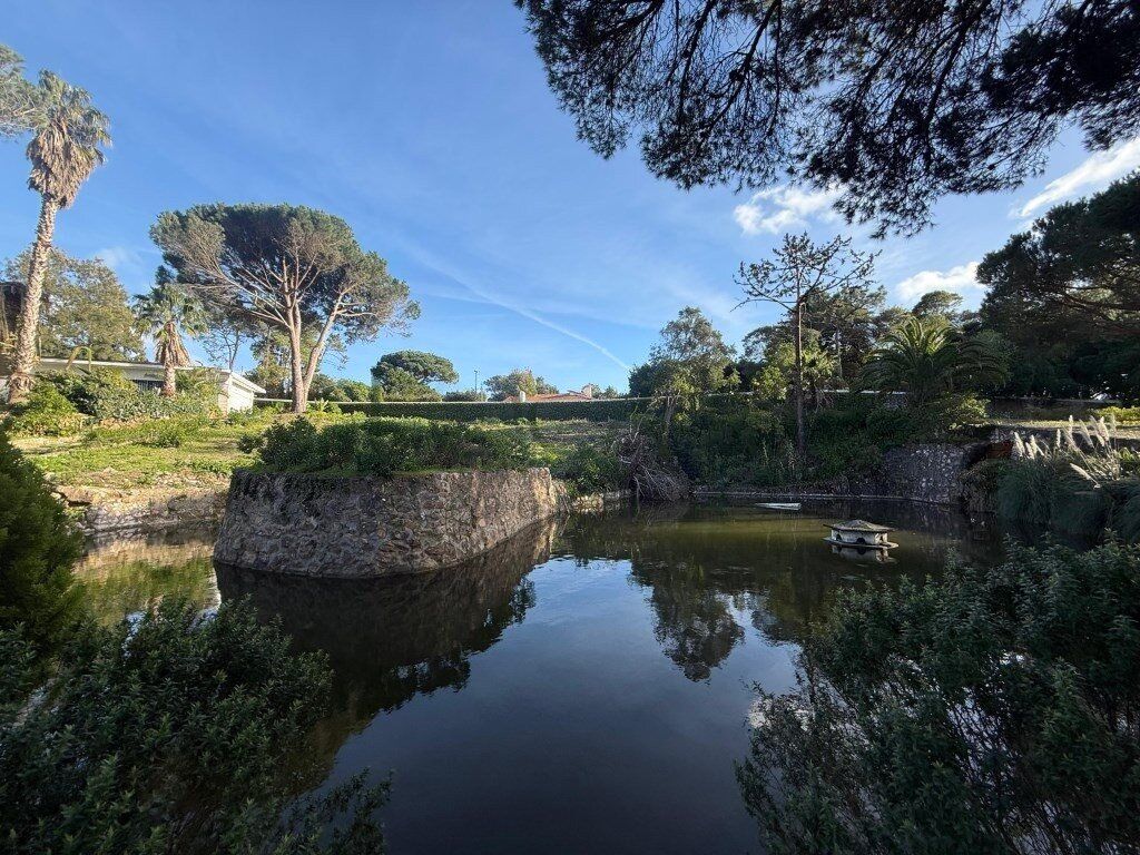Property photo 1 of 23 Villa On Large Plots With High Development Potential - Estoril