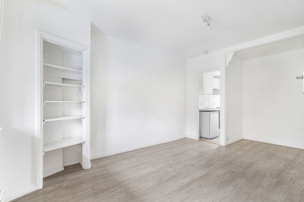 Property photo 3 of 13 Studio