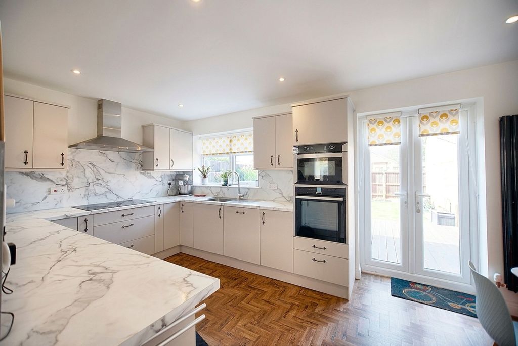 Property photo 3 of 19 Kitchen