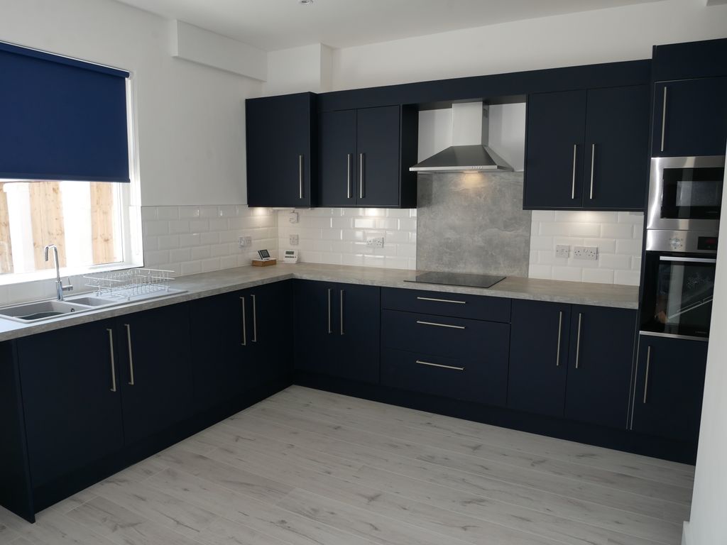Property photo 2 of 12 Fitted Kitchen