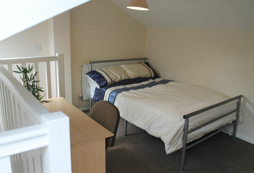Property photo 3 of 4 A Cozy Double Bedroom Featuring A Comfortable Bed,...