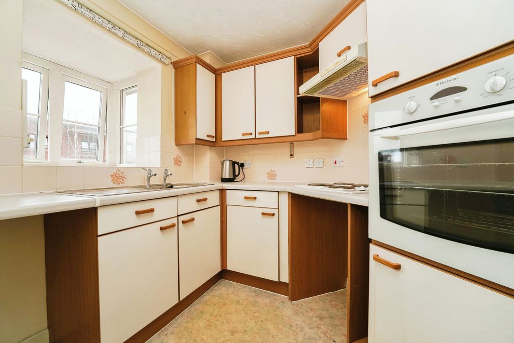 Property photo 3 of 9 Kitchen