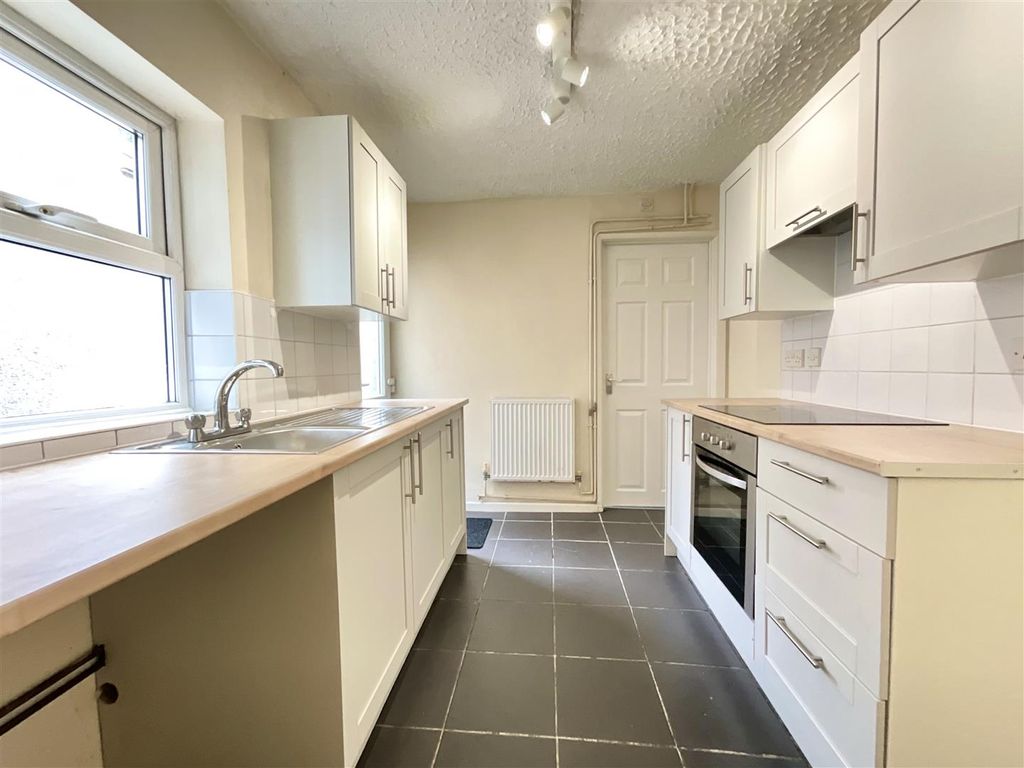 Property photo 3 of 11 Kitchen