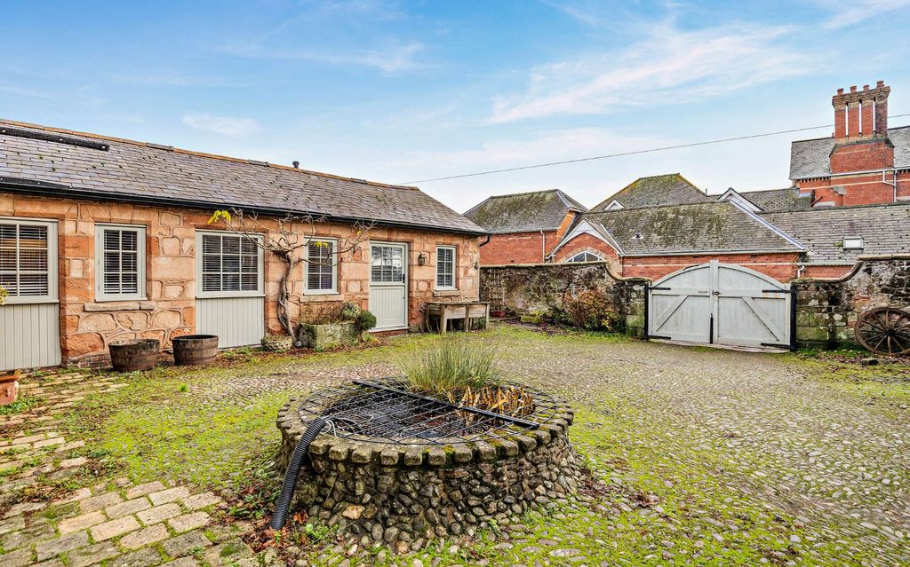 Property photo 3 of 53 Courtyard