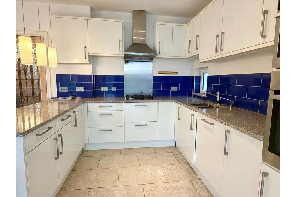 Property photo 3 of 28