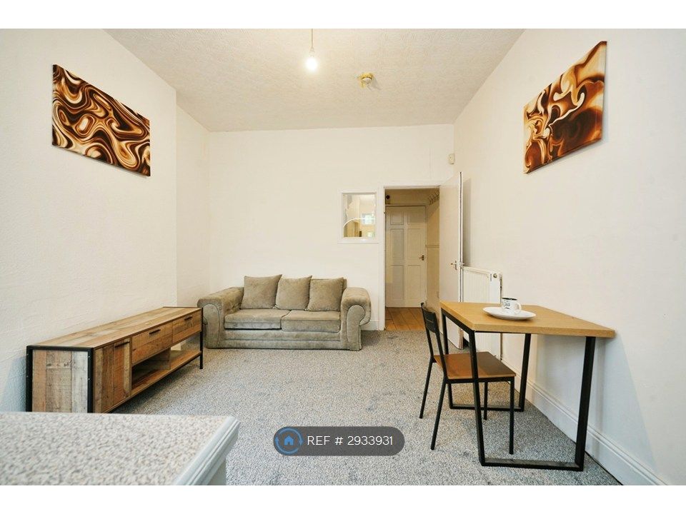 Property photo 2 of 6 Shared Living Room